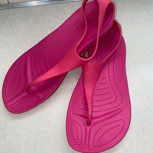 Crocs‎ Women’s Size 7 Pink T- Strap Sandals